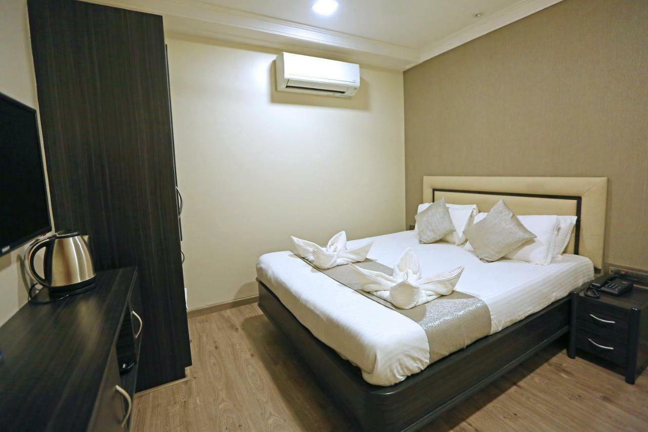 Gulf Hotel Mumbai Bagian luar foto