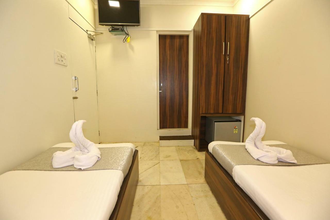 Gulf Hotel Mumbai Bagian luar foto