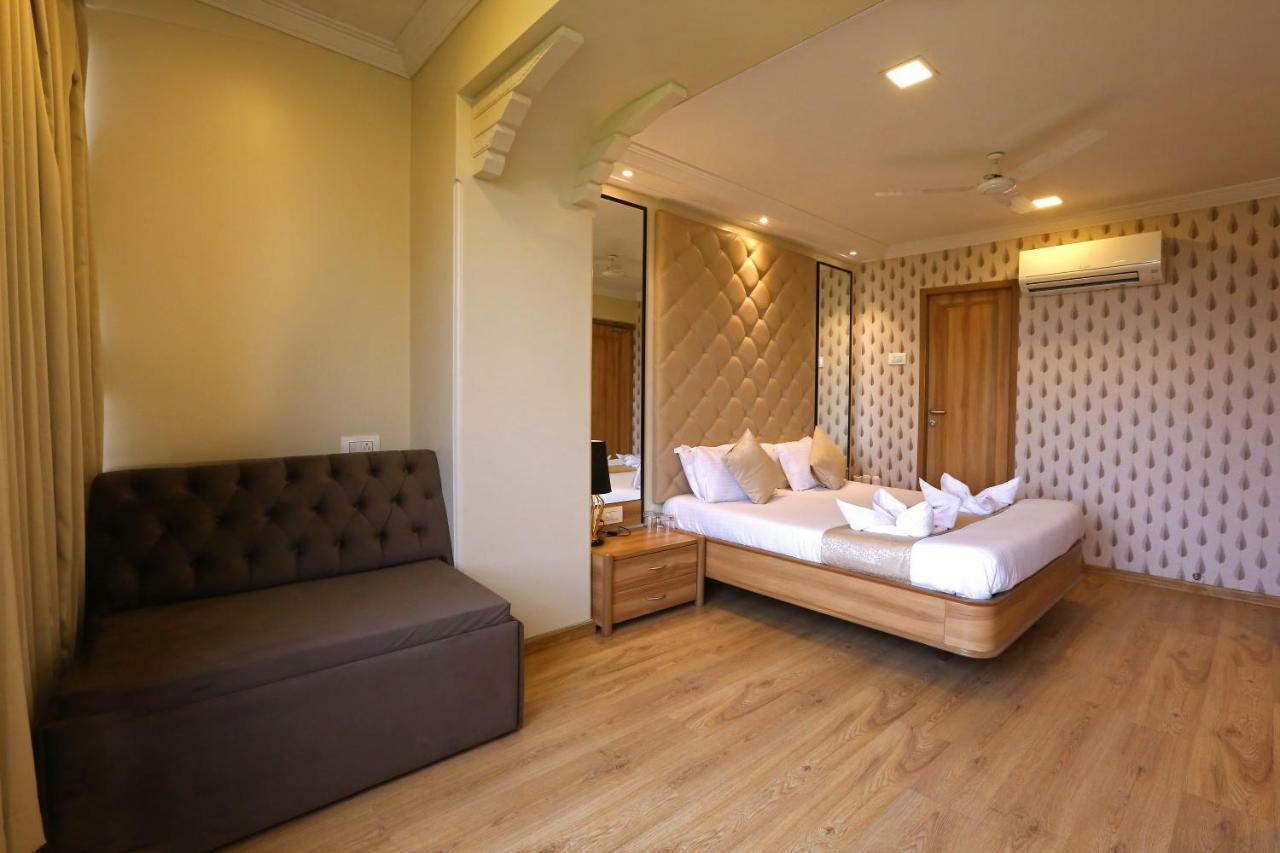 Gulf Hotel Mumbai Bagian luar foto