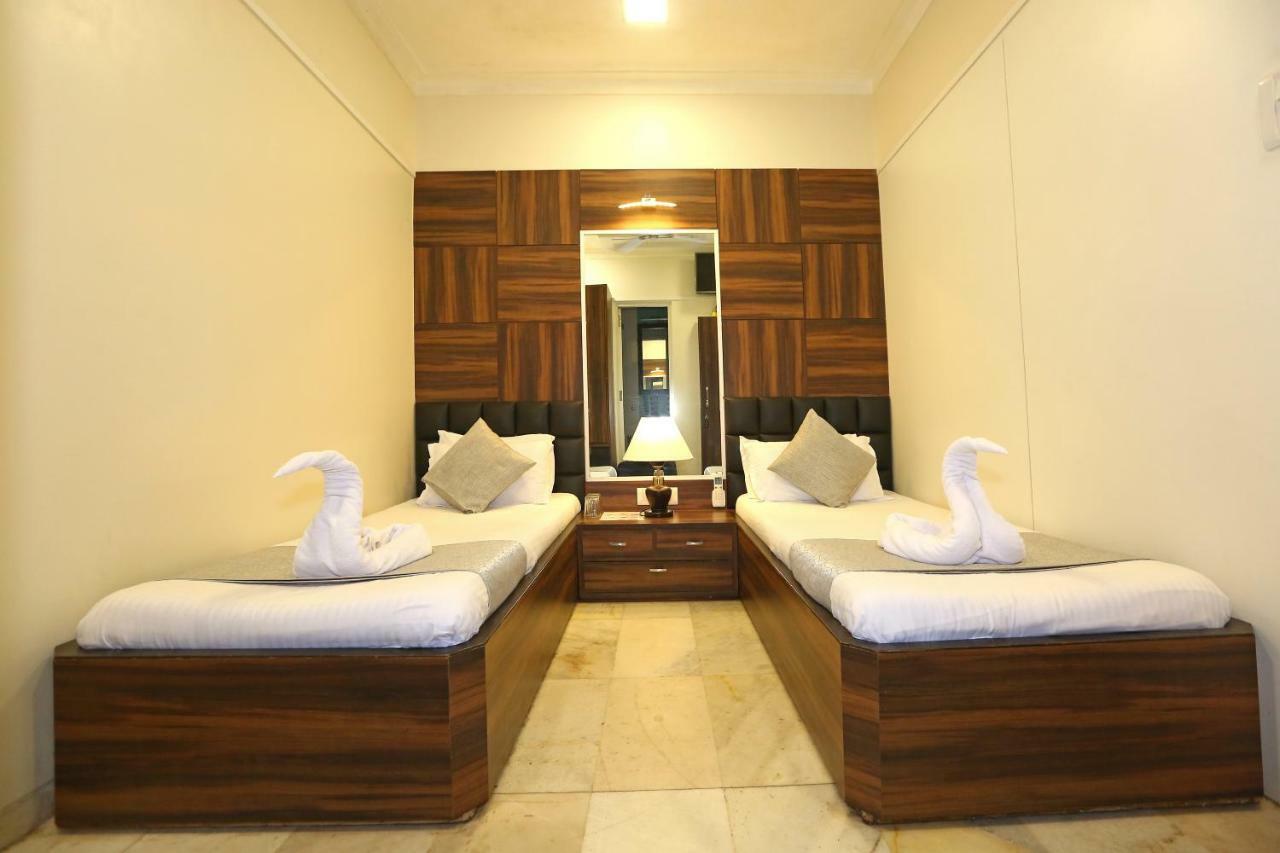 Gulf Hotel Mumbai Bagian luar foto