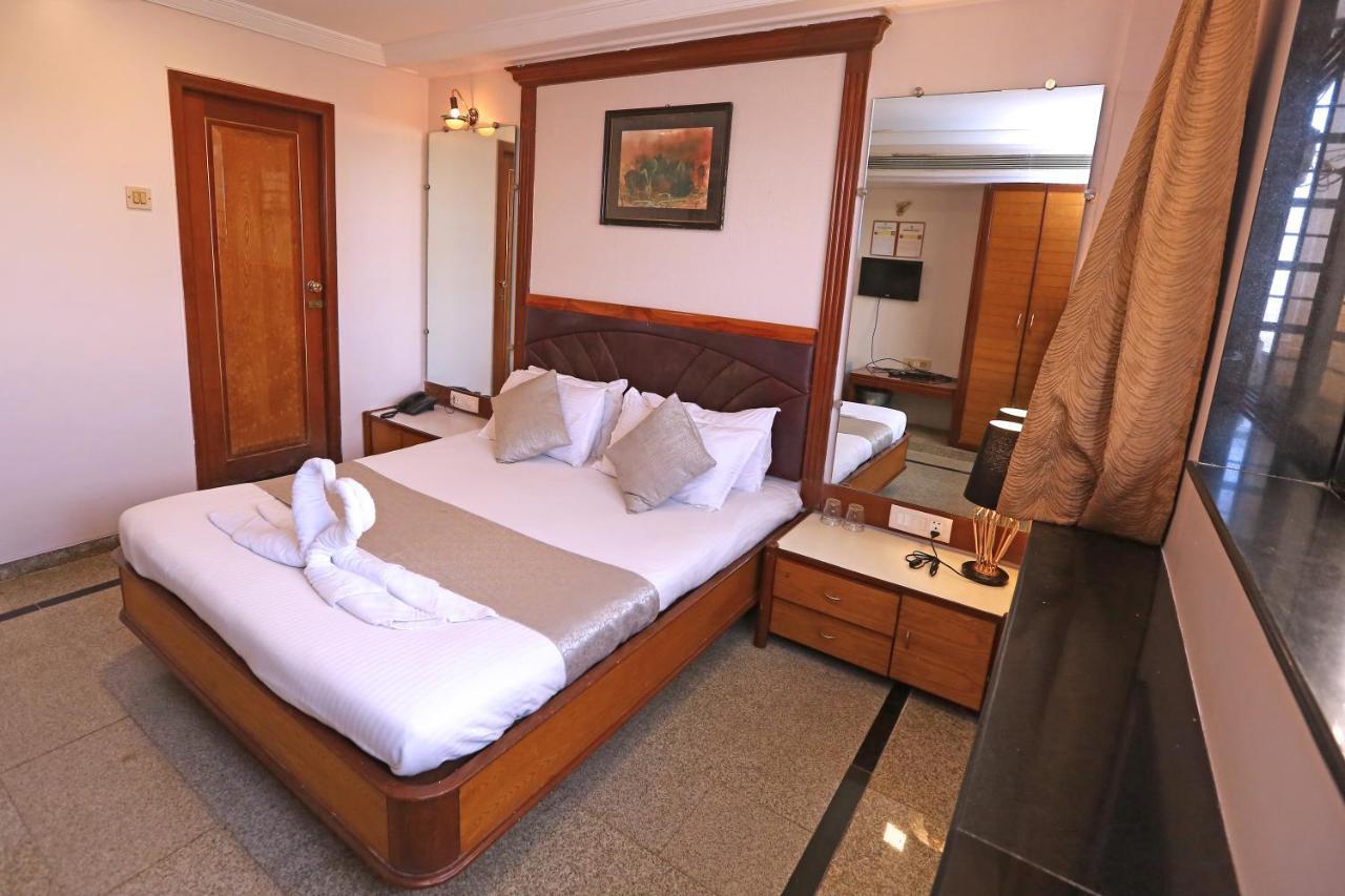 Gulf Hotel Mumbai Bagian luar foto