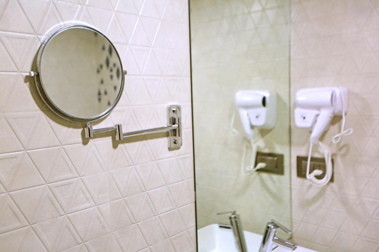 Gulf Hotel Mumbai Bagian luar foto