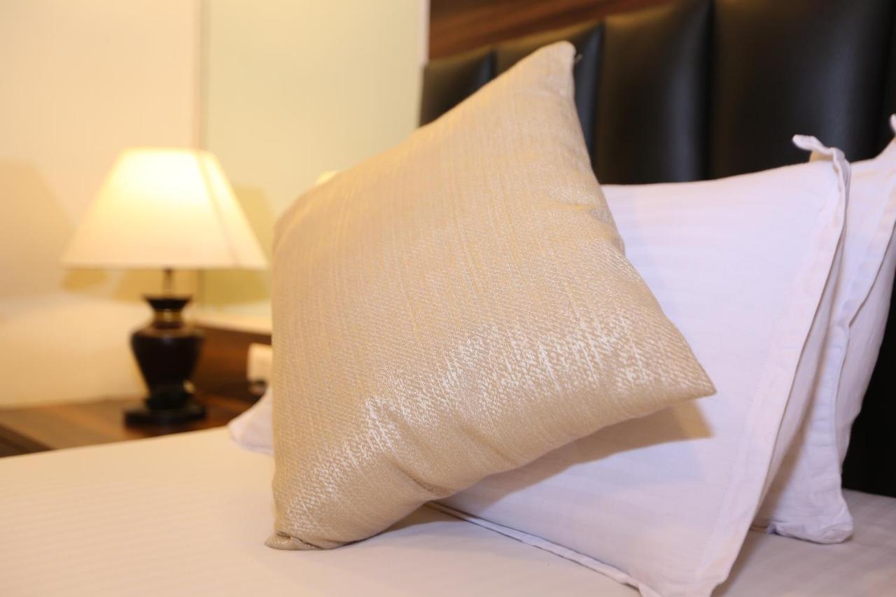 Gulf Hotel Mumbai Bagian luar foto