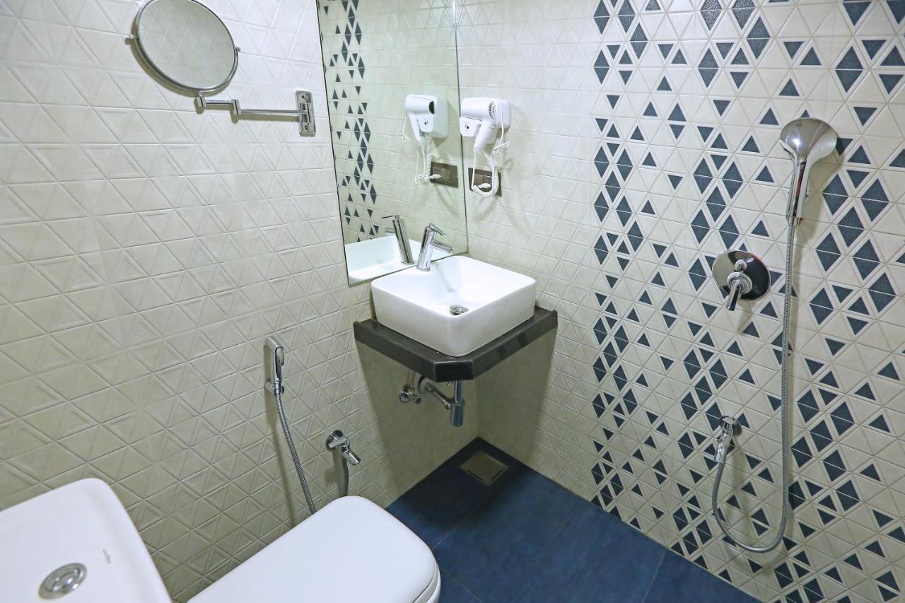 Gulf Hotel Mumbai Bagian luar foto